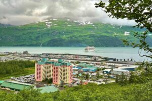 Así es la ciudad de Alaska cuyos residentes viven y trabajan dentro de un solo edificio para evitar el clima extremo imagen-2