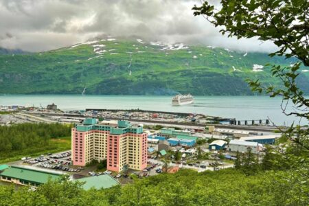 Así es la ciudad de Alaska cuyos residentes viven y trabajan dentro de un solo edificio para evitar el clima extremo imagen-11