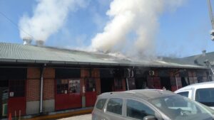 Un incendio en el Puerto de Frutos afectó a dos locales comerciales imagen-1