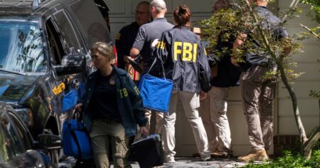El FBI allana la casa y la oficina de un ex asesor estrella de Donald Trump convertido en feroz enemigo imagen-8