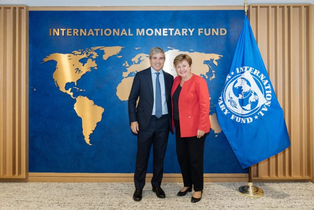 El directorio del FMI aprobó la primera revisión del acuerdo con la Argentina imagen-5