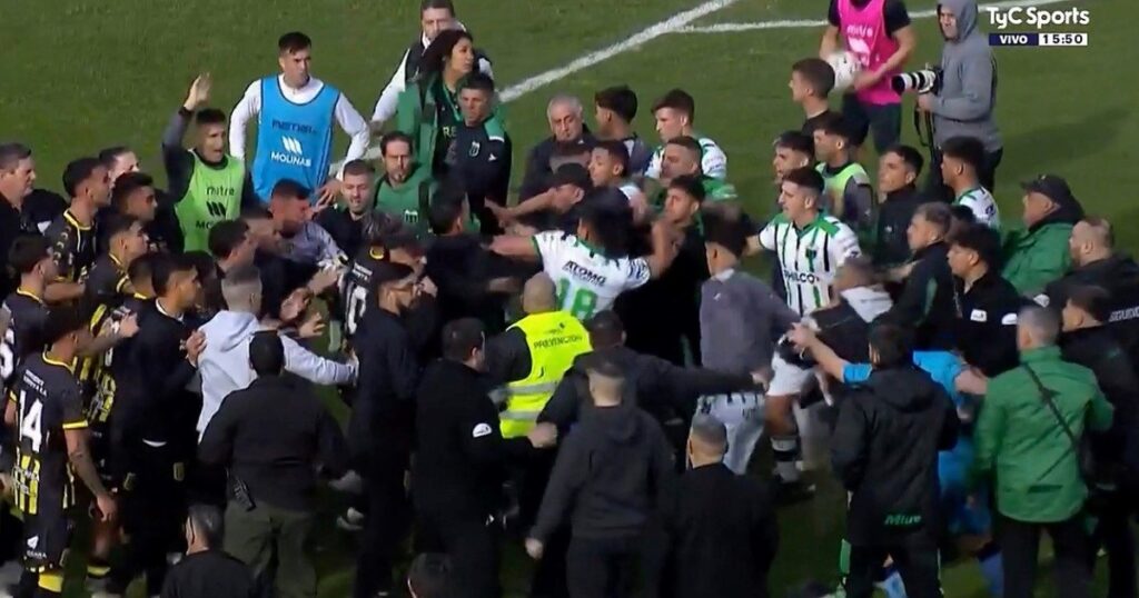 Empujones, piñas y al menos un expulsado en el final de Chicago vs. Almirante imagen-5