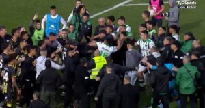 Empujones, piñas y al menos un expulsado en el final de Chicago vs. Almirante imagen-2