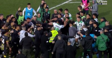 Empujones, piñas y al menos un expulsado en el final de Chicago vs. Almirante imagen-63