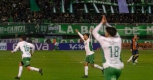 Ferro ganó agónicamente, se alejó del descenso y festejó en la noche que estrenó tribuna imagen-3