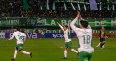 Ferro ganó agónicamente, se alejó del descenso y festejó en la noche que estrenó tribuna imagen-20