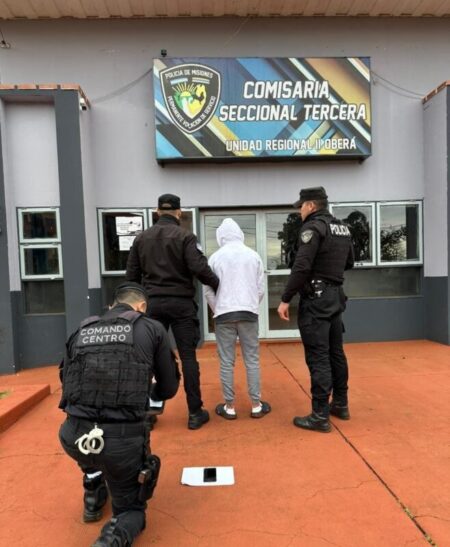 Joven delincuente fue detenido por una comisión policial que recuperó un celular robado imagen-66