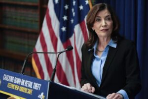 Avanza el plan de Kathy Hochul en las escuelas de Nueva York: habrá restricciones desde el otoño 2025 imagen-1