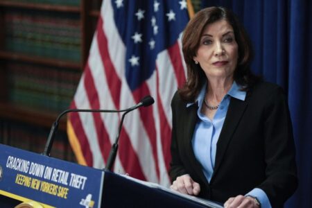 Avanza el plan de Kathy Hochul en las escuelas de Nueva York: habrá restricciones desde el otoño 2025 imagen-12