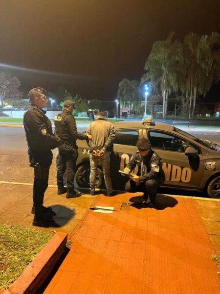 La policía arrestó a un hombre alcoholizado que amenazó de muerte a su vecina e hirió a un joven con un machete imagen-72