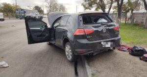 Una persecución entre la Policía y dos ladrones, que empezó en Pompeya y terminó en Lanús, fue grabada por los pasajeros de un colectivo imagen-3