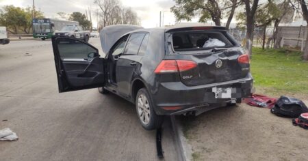 Una persecución entre la Policía y dos ladrones, que empezó en Pompeya y terminó en Lanús, fue grabada por los pasajeros de un colectivo imagen-18