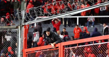 Conmebol abrió un expediente disciplinario tras los incidentes en la cancha de Independiente y el club ahora tiene cinco días para hacer su descargo imagen-9