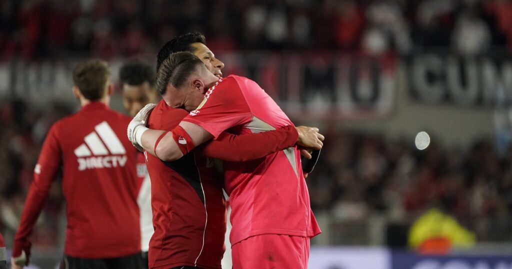 Armani: el gran desahogo y los abrazos con Gallardo y Enzo Pérez tras los penales vs. Libertad imagen-4
