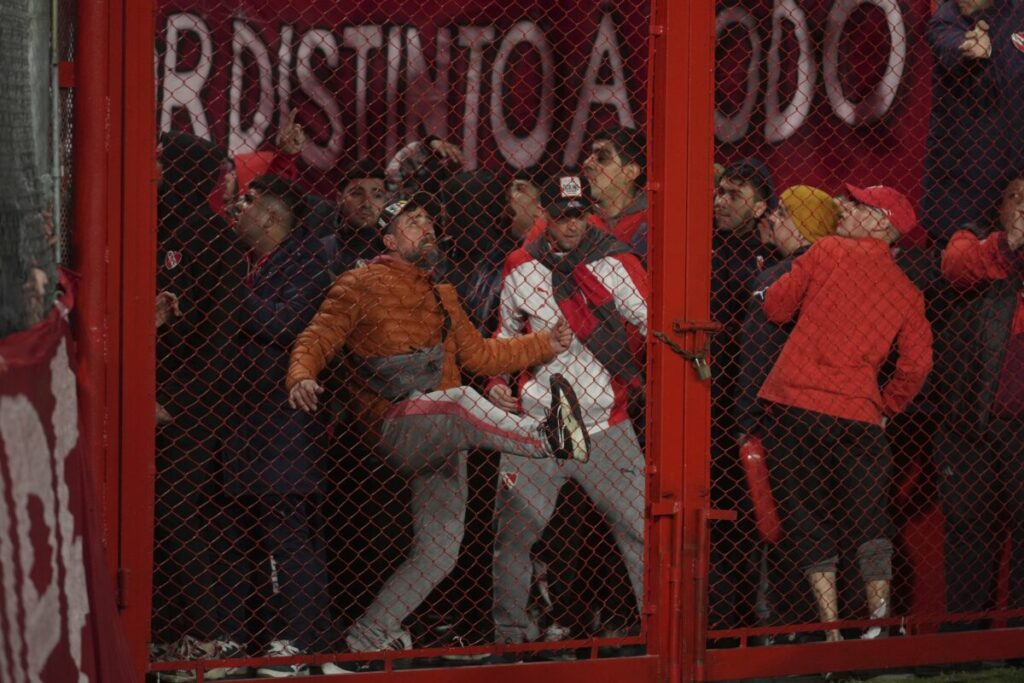 Video: así quedó la cancha de Independiente tras los violentos incidentes, destrozos y caos con hinchas de U. de Chile imagen-5