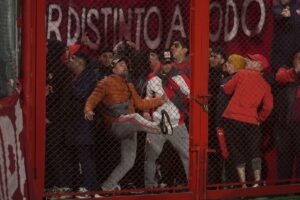 Video: así quedó la cancha de Independiente tras los violentos incidentes, destrozos y caos con hinchas de U. de Chile imagen-1