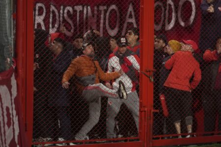 Video: así quedó la cancha de Independiente tras los violentos incidentes, destrozos y caos con hinchas de U. de Chile imagen-5