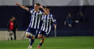 Video: el golazo desde atrás de mitad de cancha de una de las joyas de Talleres imagen-3