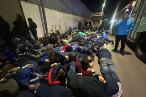 Liberaron a 104 hinchas de Universidad de Chile que estaban detenidos tras los incidentes en Avellaneda imagen-1