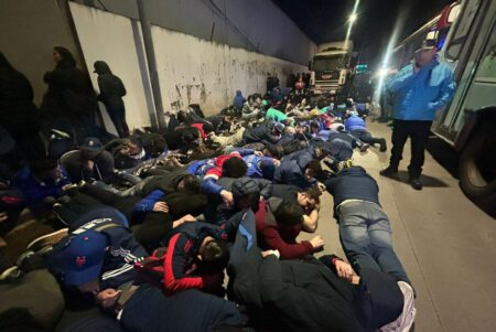 Liberaron a 104 hinchas de Universidad de Chile que estaban detenidos tras los incidentes en Avellaneda imagen-5