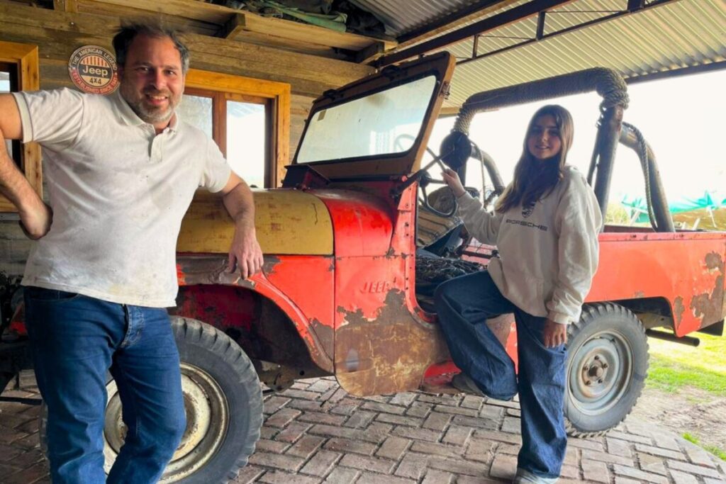 Arreglaba autos con su padre y le transmitió a su hija la misma pasión: en dos semanas armó junto a ella un jeep IKA imagen-5