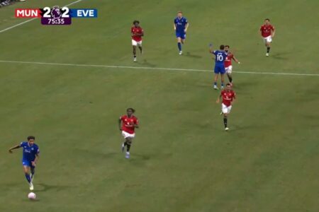 El insólito gol en contra que sufrió Manchester United mientras dos jugadores se peleaban imagen-7