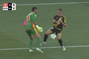 Paulo Gazzaniga tuvo un mal comienzo en la Liga de España: dos bloopers, expulsión y derrota imagen-4