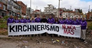 Milei lanzó la campaña en La Matanza con una foto entre la basura y un mensaje directo al kirchnerismo imagen-8