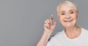 Estos son 3 perfumes ideales para mujeres de 60 años: cuáles son las características que los hacen perfectos imagen-2