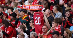 La gente del Liverpool y un emotivo homenaje para Diogo Jota en el primer partido de local tras la muerte del delantero imagen-3