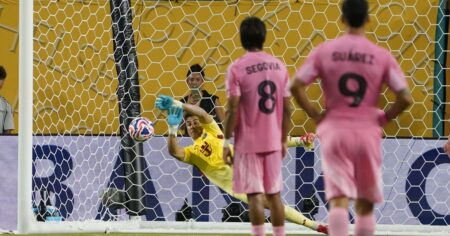 Cuáles son los cambios del reglamento que estudia la FIFA para el Mundial 2026: cómo se reanudaría el juego en caso de fallar un penal imagen-19