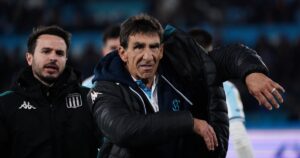 Costas, contra el arbitraje: penal en contra, reclamo, aplauso irónico y expulsión imagen-1