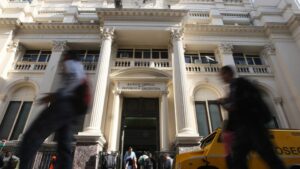 El BCRA dispuso una nueva suba de encajes generalizada para secar la plaza y frenar al dólar imagen-1