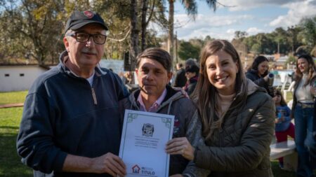 FAMILIAS DE SAN ANTONIO Y COMANDANTE ANDRESITO RECIBIERON TÍTULOS Y PERMISOS DEL PROGRAMA “MI TÍTULO” imagen-12