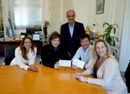 El oficialismo apuesta a la polarización en la provincia e incorporó a Santiago Caputo al diseño de la campaña imagen-6