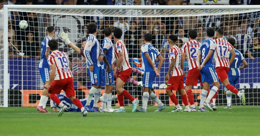Qué dijeron en España del tremendo golazo de tiro libre de Julián Álvarez ante el Espanyol imagen-39