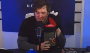 Video: Milei sacó una marioneta en medio de la entrevista con Fantino para explicar la inflación imagen-1