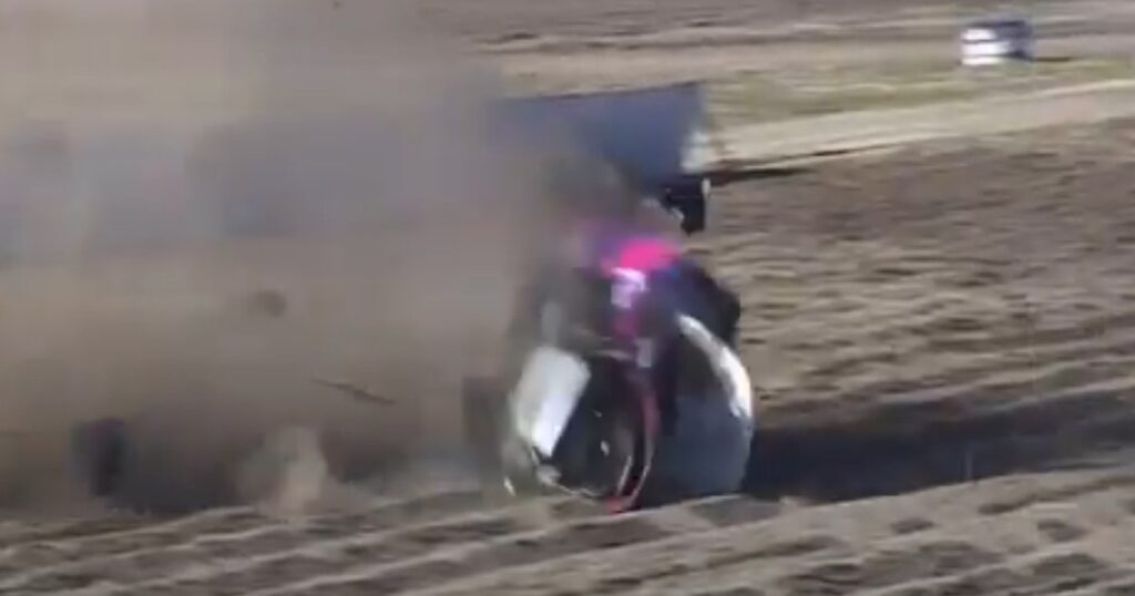 El impactante vuelco y las más de diez vueltas de un auto al perder el control en plena carrera en General Roca imagen-97