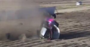 El impactante vuelco y las más de diez vueltas de un auto al perder el control en plena carrera en General Roca imagen-4