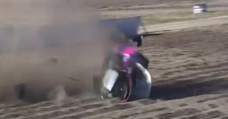 El impactante vuelco y las más de diez vueltas de un auto al perder el control en plena carrera en General Roca imagen-12