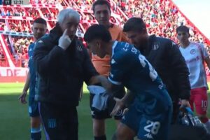 La lesión de Solari: los médicos de Racing lo hicieron salir por precaución y tiró ¡ocho botellas a la cancha! imagen-2