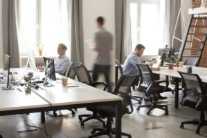 Cómo sobrevivir al saludo en la oficina: las nuevas reglas para comunicarse en el trabajo imagen-2