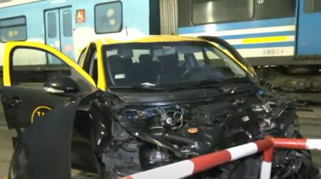 Flores: un tren embistió a un taxi que intentó cruzar con la barrera baja imagen-11