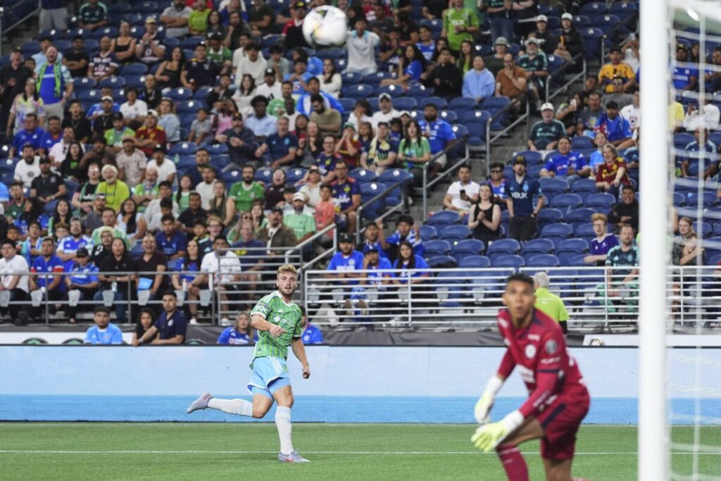 Noche de oro para Pedro de la Vega en Seattle Sounders: metió dos golazos en la paliza por 7 a 0 a Cruz Azul imagen-4