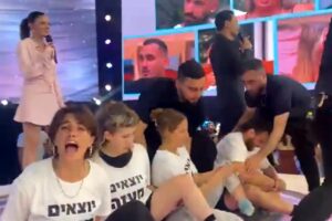 Video: un grupo de activistas irrumpió en la transmisión de Gran Hermano Israel para exigir un alto al fuego en Gaza imagen-2