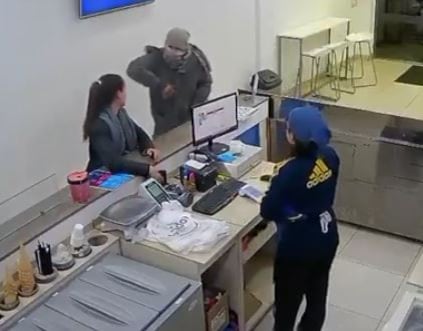 Entró, agredió a una mujer y robó la caja: brutal asalto en una heladería en Mar del Plata imagen-11
