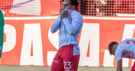 El gol de López Muñoz ante Racing, un tributo a Maradona por partida doble imagen-15