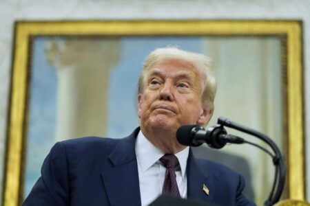 Avanza el plan de Donald Trump para retener migrantes en bases militares imagen-8