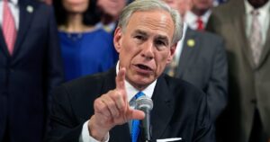 Greg Abbott emitió una orden de arresto para más de 50 legisladores demócratas que se fueron de Texas para bloquear una ley de Trump imagen-2