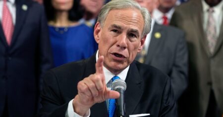 Greg Abbott emitió una orden de arresto para más de 50 legisladores demócratas que se fueron de Texas para bloquear una ley de Trump imagen-6